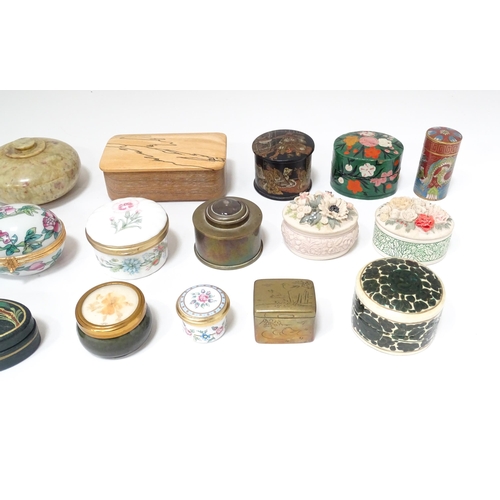 84 - A quantity of assorted pill boxes, table snuffs, etc. to include engraved brass examples, lacquered ... 