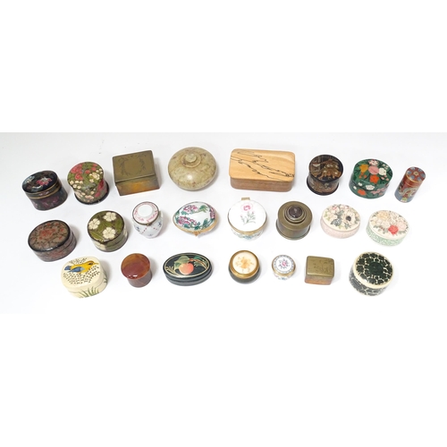 84 - A quantity of assorted pill boxes, table snuffs, etc. to include engraved brass examples, lacquered ... 