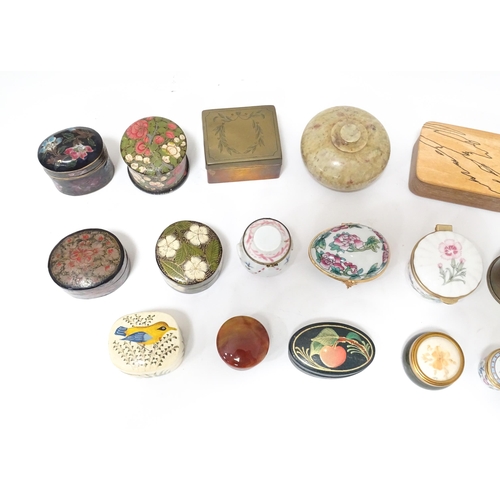 84 - A quantity of assorted pill boxes, table snuffs, etc. to include engraved brass examples, lacquered ... 