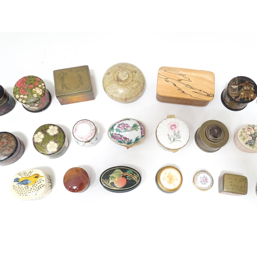 84 - A quantity of assorted pill boxes, table snuffs, etc. to include engraved brass examples, lacquered ... 