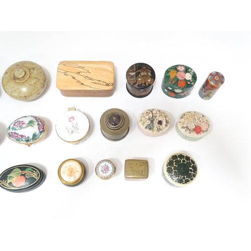 84 - A quantity of assorted pill boxes, table snuffs, etc. to include engraved brass examples, lacquered ... 