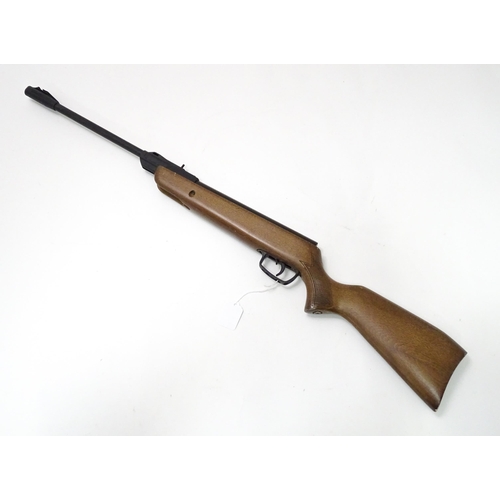 19 - A Gamo youth .177 / 4.5mm air rifle, beech pistol-grip stock with chequering, 15