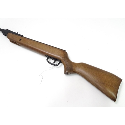 19 - A Gamo youth .177 / 4.5mm air rifle, beech pistol-grip stock with chequering, 15