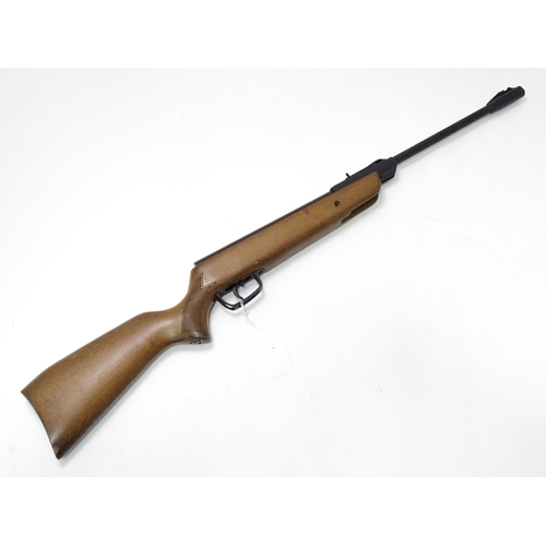 19 - A Gamo youth .177 / 4.5mm air rifle, beech pistol-grip stock with chequering, 15