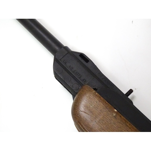 19 - A Gamo youth .177 / 4.5mm air rifle, beech pistol-grip stock with chequering, 15