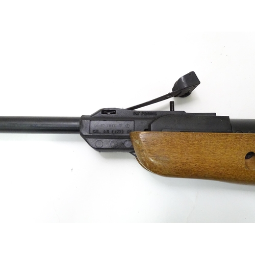 47 - A Gamo youth .177 / 4.5mm air rifle, beech pistol-grip stock with chequering, 15