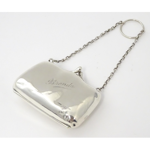 391 - A silver purse hallmarked Birmingham 1911. Approx. 2 1/2