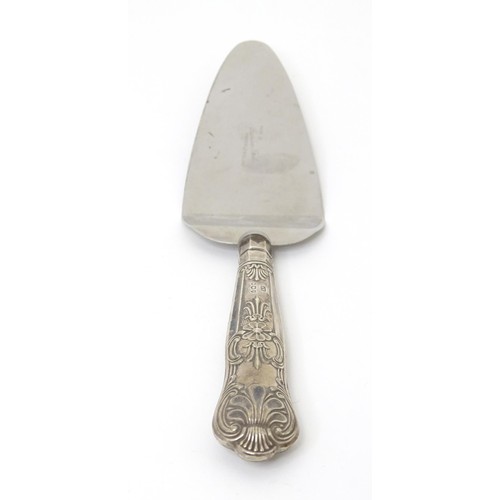 427 - A silver handled Kings pattern cake / pie slice, hallmarked Sheffield 1957, maker Viner's Ltd. Appro... 