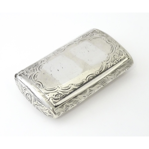 472 - A Victorian silver snuff box with engraved decoration hallmarked Birmingham 1878, maker Hilliard & T... 