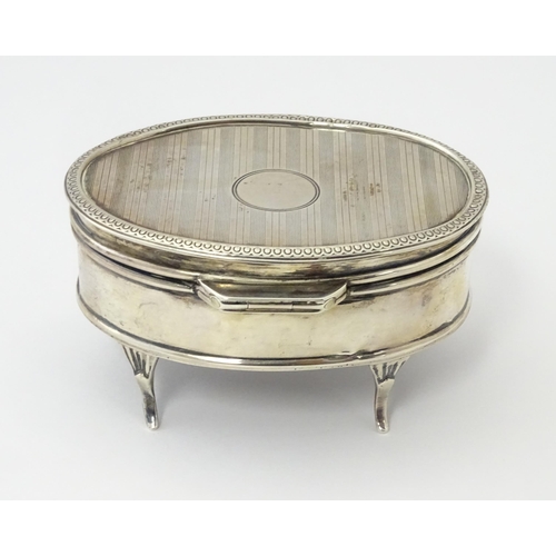 499 - A silver ring box of oval form with engine turned decoration, hallmarked Birmingham 1921, maker E S ... 