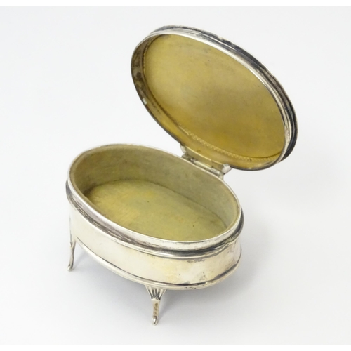 499 - A silver ring box of oval form with engine turned decoration, hallmarked Birmingham 1921, maker E S ... 