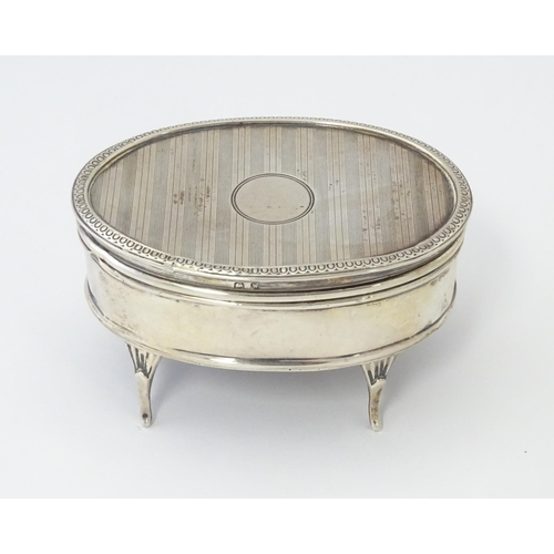 499 - A silver ring box of oval form with engine turned decoration, hallmarked Birmingham 1921, maker E S ... 