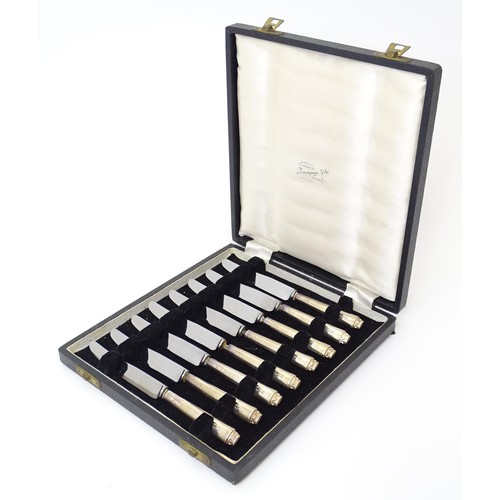 546 - A set of eight silver handled tea knives the handles with castellated detail, hallmarked Sheffield 1... 