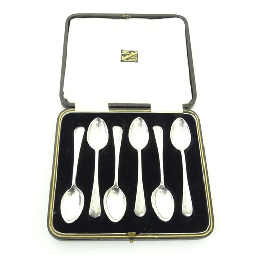 588 - A quantity of assorted silver plate cutlery / flatware to include teaspoons, apostle spoons, ladles,... 