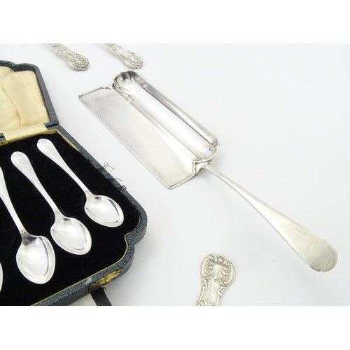 588 - A quantity of assorted silver plate cutlery / flatware to include teaspoons, apostle spoons, ladles,... 