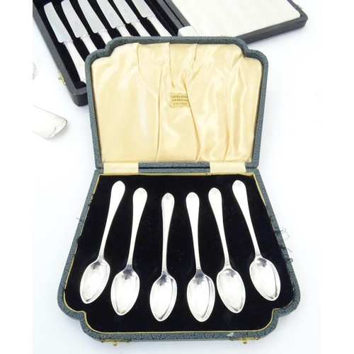 588 - A quantity of assorted silver plate cutlery / flatware to include teaspoons, apostle spoons, ladles,... 