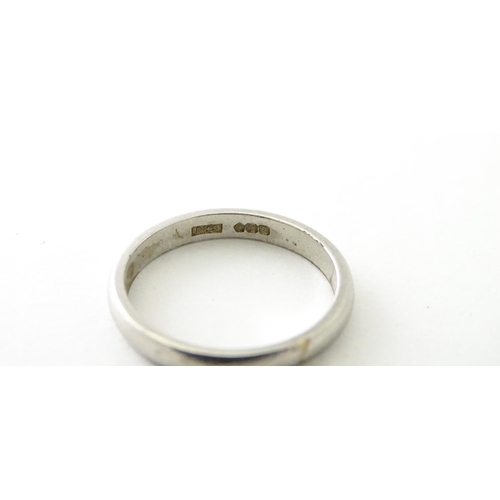 627 - A platinum  ring / wedding band. Ring size approx. L 1/2 (approx 4.2g)