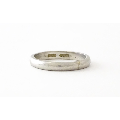 627 - A platinum  ring / wedding band. Ring size approx. L 1/2 (approx 4.2g)