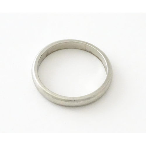 627 - A platinum  ring / wedding band. Ring size approx. L 1/2 (approx 4.2g)