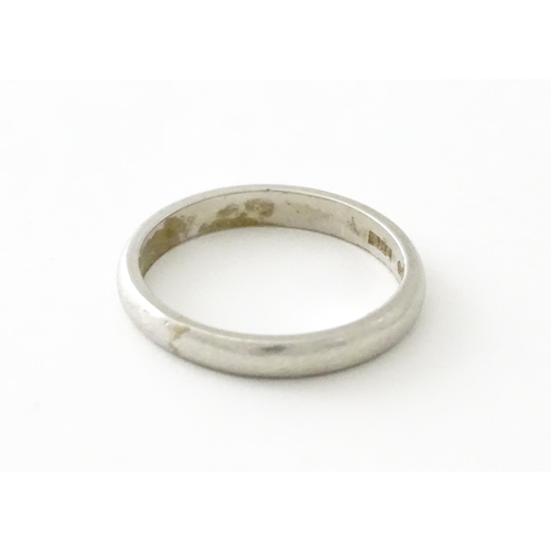 627 - A platinum  ring / wedding band. Ring size approx. L 1/2 (approx 4.2g)