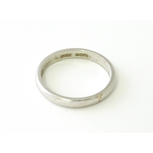 627 - A platinum  ring / wedding band. Ring size approx. L 1/2 (approx 4.2g)