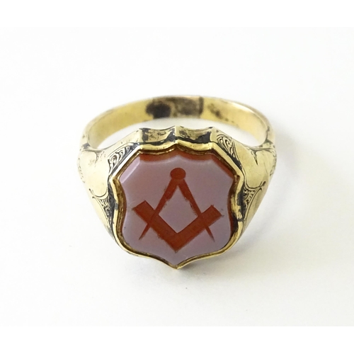 724 - Masonic / Freemasonry Interest: A yellow metal signet ring set with Masonic seal. Ring size approx. ... 