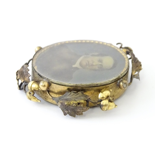 746 - A Victorian double sided locket frame with foliate detail. Approx 2 1/4