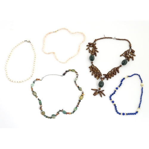 777 - Assorted necklaces to include a pearl necklace with silver clasp, a lapis lazuli and pearl bead neck... 