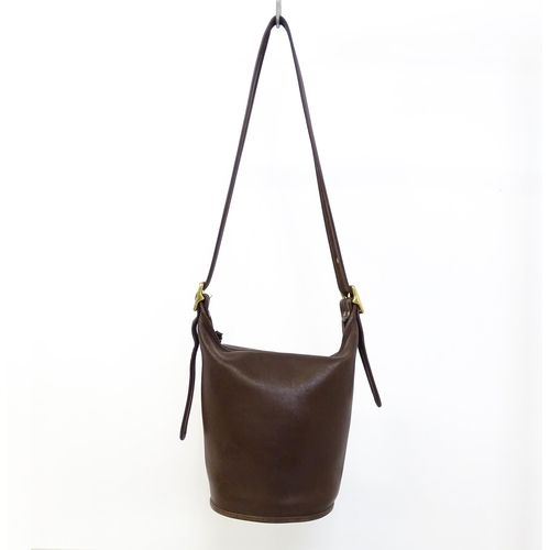 1321 - Vintage fashion / clothing: A vintage Coach Helen's Legacy bucket bag in mahogany leather. Code M7I-... 