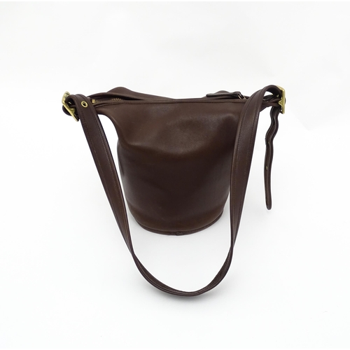 1321 - Vintage fashion / clothing: A vintage Coach Helen's Legacy bucket bag in mahogany leather. Code M7I-... 