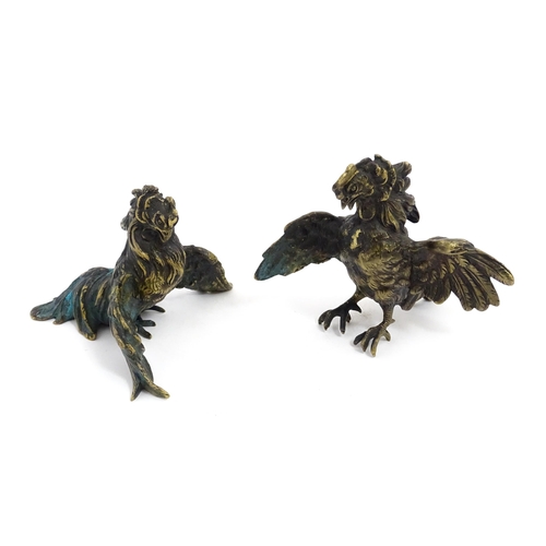 1018 - A pair of cast bronze models of fighting cocks with wings spread. One stamped under Geschutzt 1101. ... 