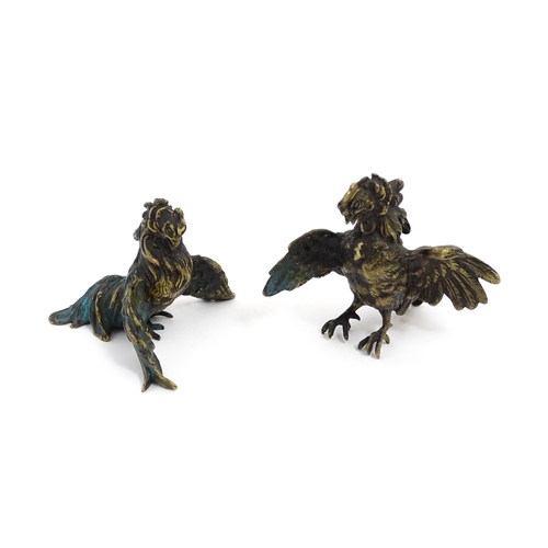 1018 - A pair of cast bronze models of fighting cocks with wings spread. One stamped under Geschutzt 1101. ... 