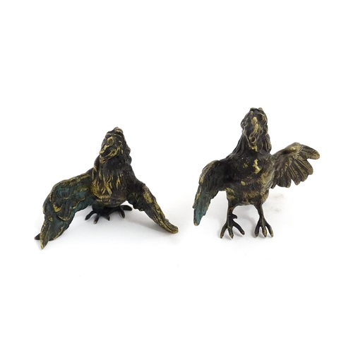 1018 - A pair of cast bronze models of fighting cocks with wings spread. One stamped under Geschutzt 1101. ... 