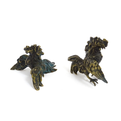 1018 - A pair of cast bronze models of fighting cocks with wings spread. One stamped under Geschutzt 1101. ... 