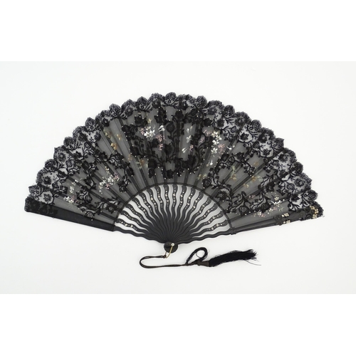 1081 - A French 19thC fan with 16 abalone sticks with embroidered, sequin and abalone detail to leaves, the... 