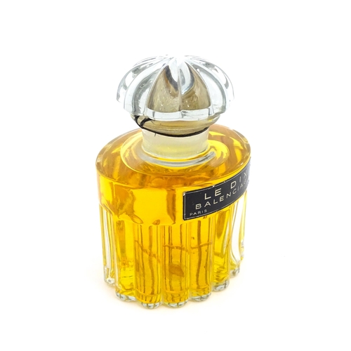 1082 - A vintage Le Dix perfume by Balenciaga, Paris. Approx. 5 3/4