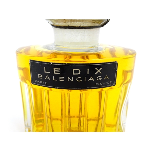 1082 - A vintage Le Dix perfume by Balenciaga, Paris. Approx. 5 3/4