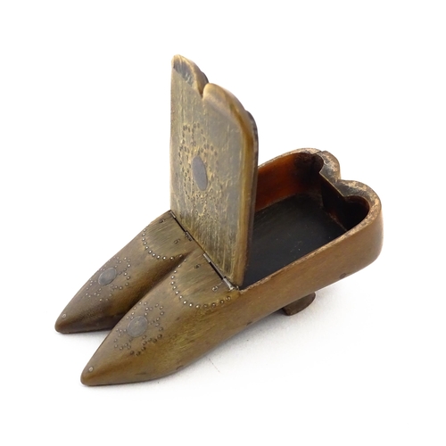 1158 - A 19thC horn double shoe snuff box modelled as a pair of shoes with hinged top and inlaid brass stud... 