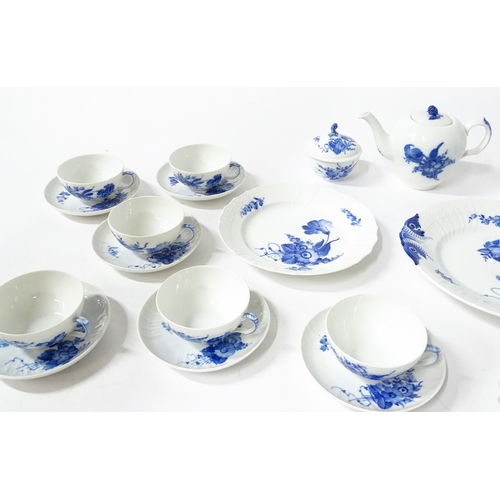 195 - A quantity of Royal Copenhagen tea wares decorated in the Blue Flowers pattern, to include teapot, w... 