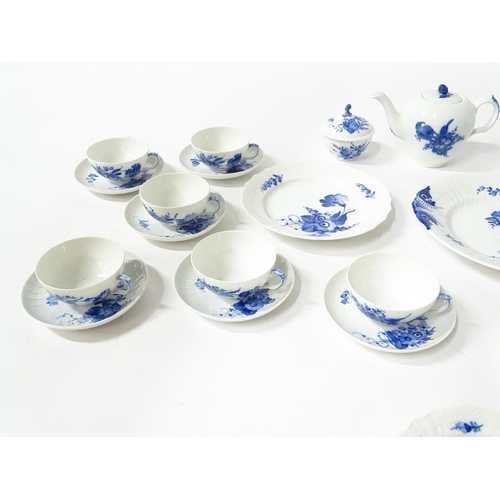 195 - A quantity of Royal Copenhagen tea wares decorated in the Blue Flowers pattern, to include teapot, w... 