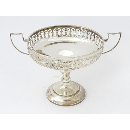 512 - A silver twin handled pedestal dish / tazza with pierced decoration, hallmarked Birmingham 1919, mak... 