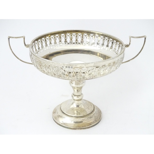 512 - A silver twin handled pedestal dish / tazza with pierced decoration, hallmarked Birmingham 1919, mak... 