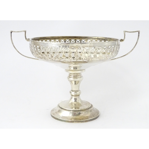 512 - A silver twin handled pedestal dish / tazza with pierced decoration, hallmarked Birmingham 1919, mak... 