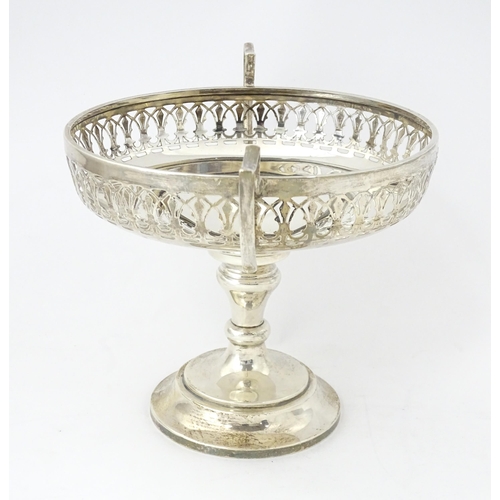 512 - A silver twin handled pedestal dish / tazza with pierced decoration, hallmarked Birmingham 1919, mak... 