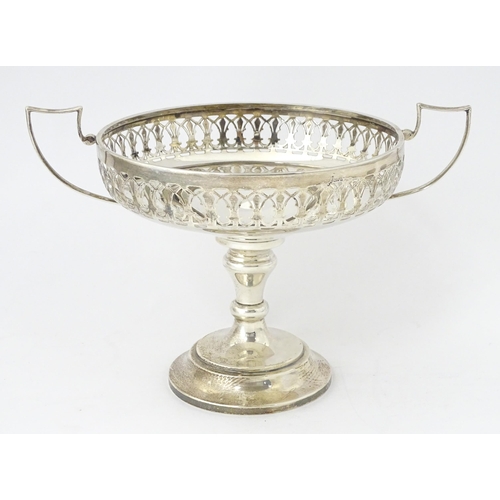 512 - A silver twin handled pedestal dish / tazza with pierced decoration, hallmarked Birmingham 1919, mak... 