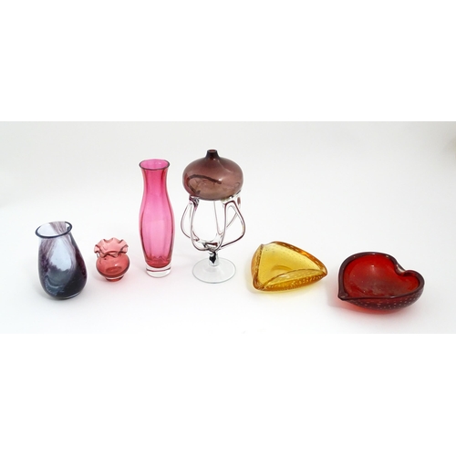 253 - A quantity of assorted glassware, to include a vintage Jozefina Krosno art glass jelly fish oil lamp... 