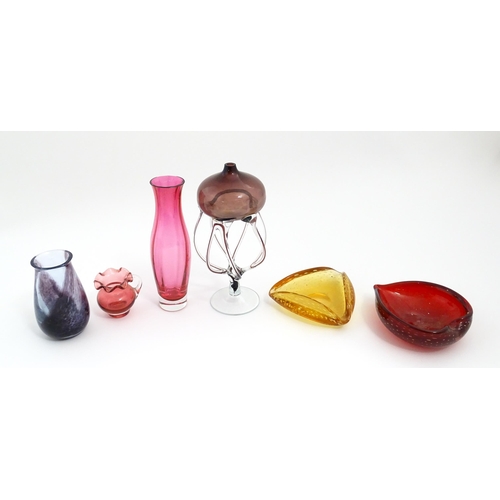 253 - A quantity of assorted glassware, to include a vintage Jozefina Krosno art glass jelly fish oil lamp... 