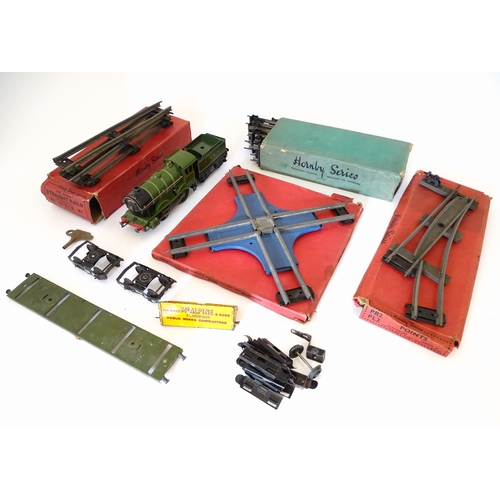 850 - Toys - Model Train / Railway Interest : A quantity of Hornby tin plate O gauge railway items to incl... 