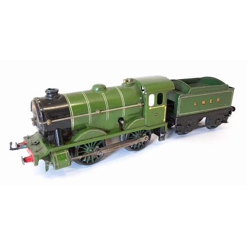 850 - Toys - Model Train / Railway Interest : A quantity of Hornby tin plate O gauge railway items to incl... 