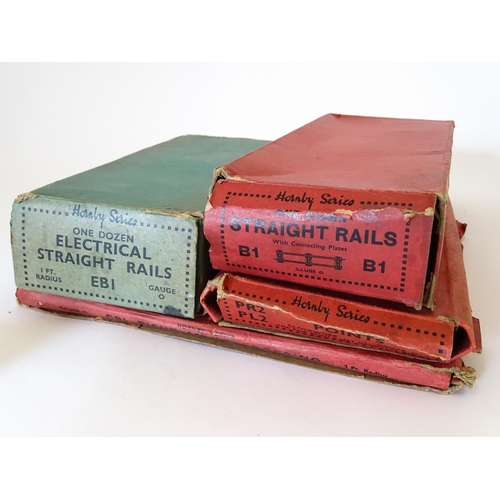 850 - Toys - Model Train / Railway Interest : A quantity of Hornby tin plate O gauge railway items to incl... 